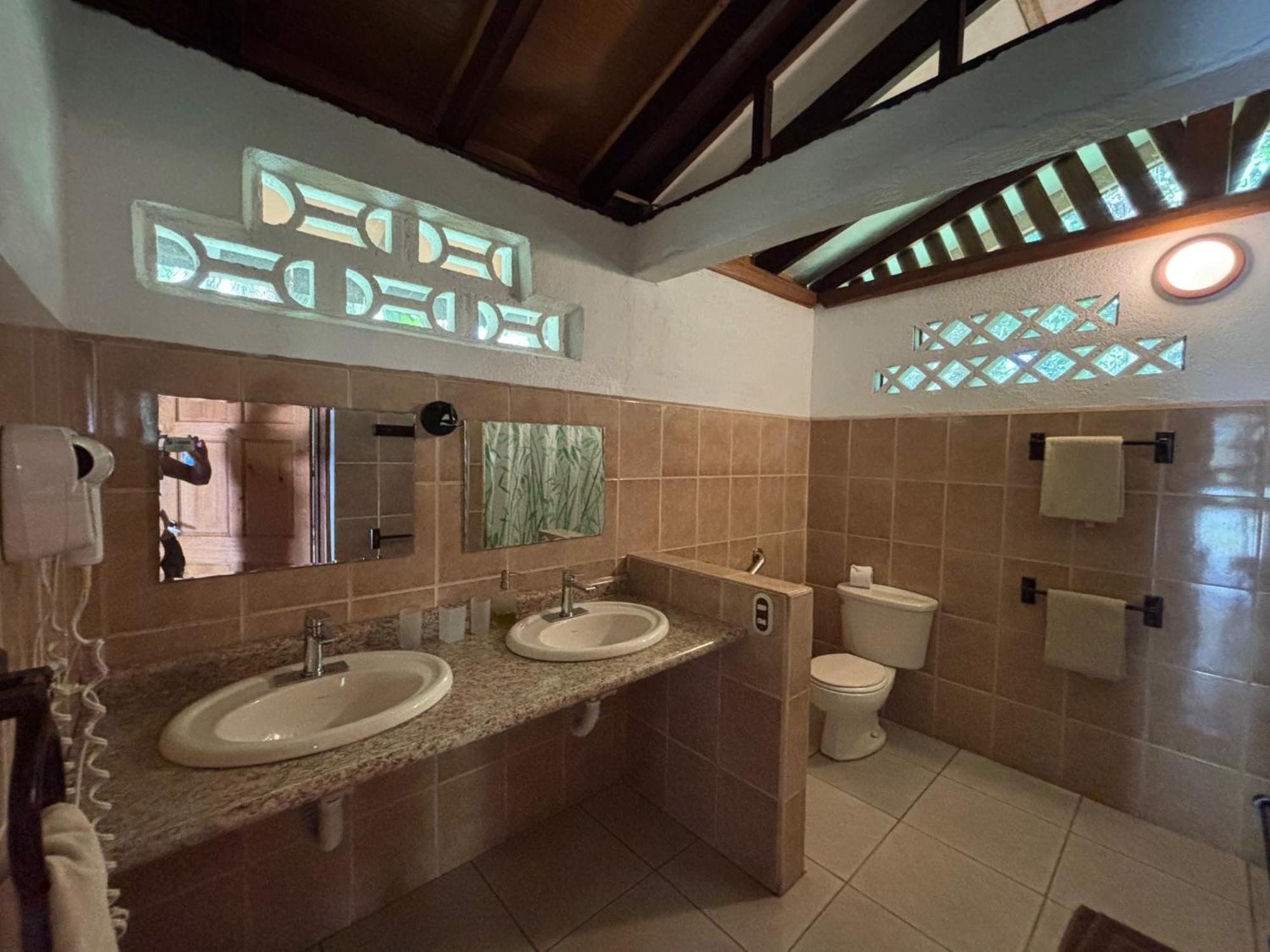 Hotel Suizo Loco Lodge & Resort Cahuita Exteriör bild