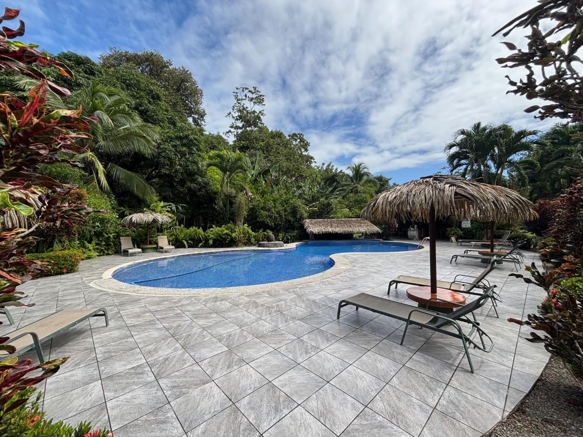 Hotel Suizo Loco Lodge & Resort Cahuita Exteriör bild