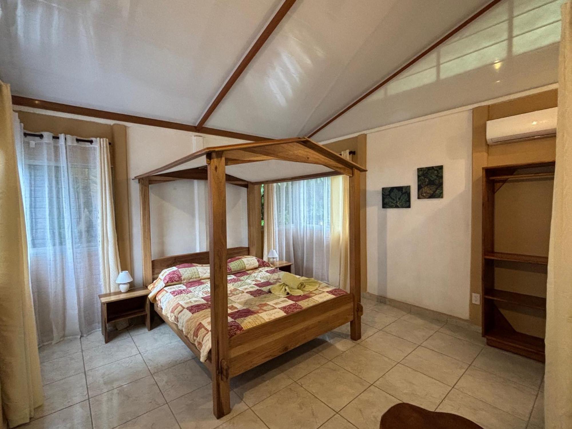 Hotel Suizo Loco Lodge & Resort Cahuita Exteriör bild