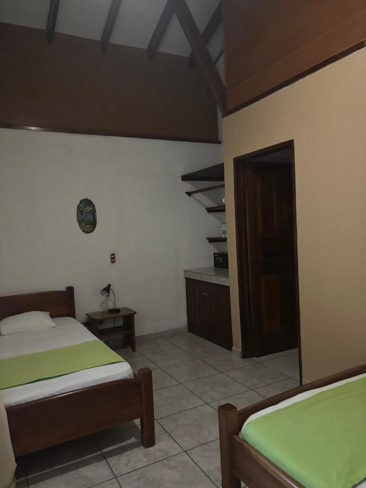 Hotel Suizo Loco Lodge & Resort Cahuita Exteriör bild